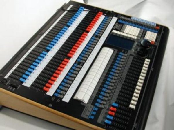 Avolites Pearl 2000 Lighting Console
