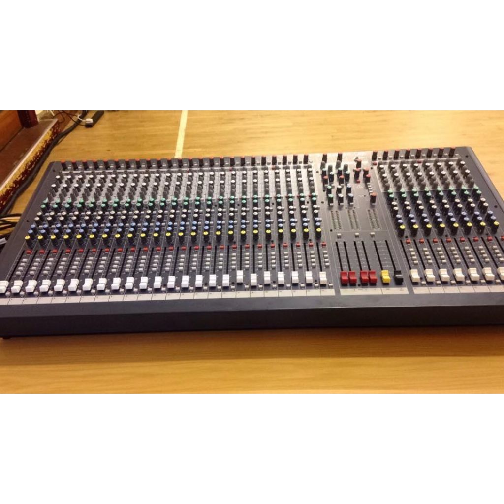 Soundcraft LX7ii 32 analogue mixing console