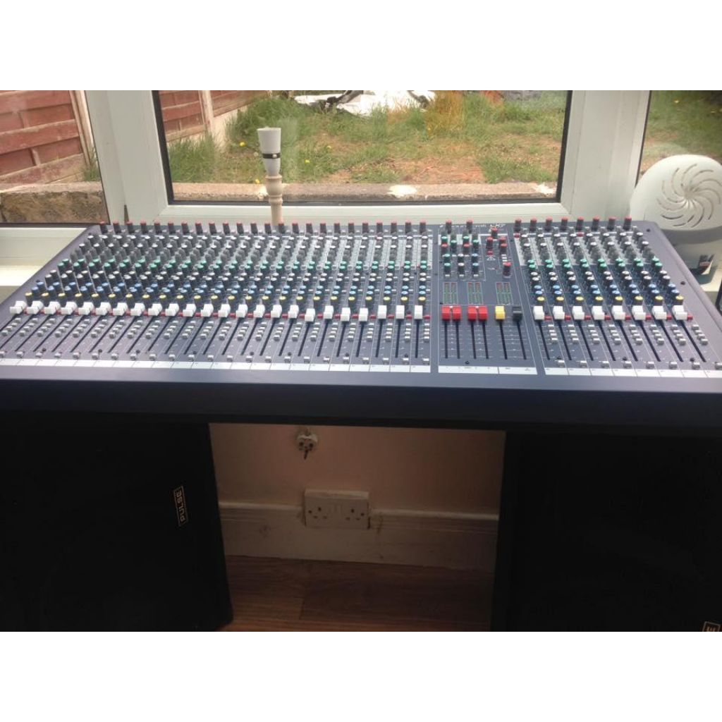 Soundcraft LX7ii 32 analogue mixing console
