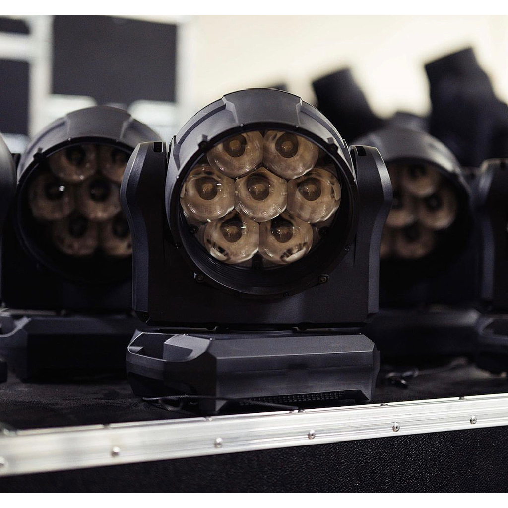 Martin MAC Aura XIP lighting Fixture Package