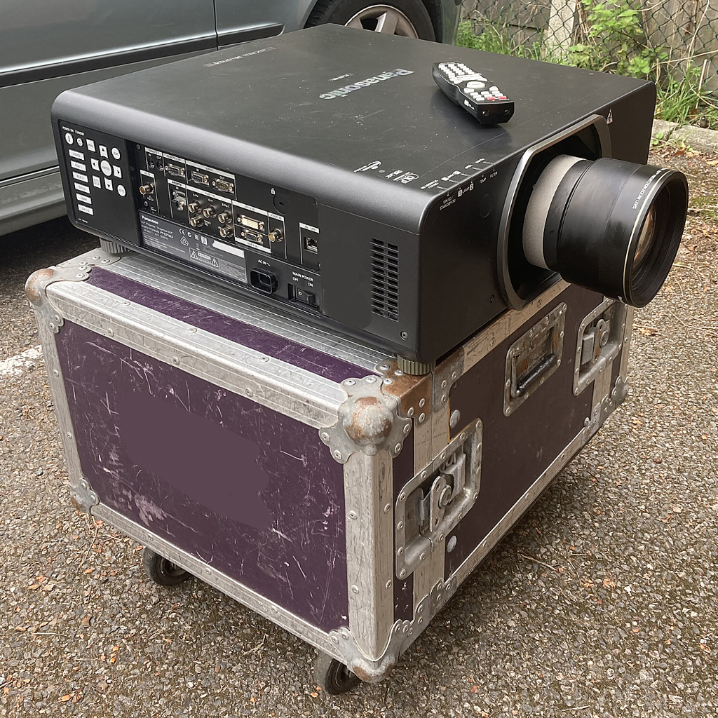 Panasonic PT-DZ10K Projector