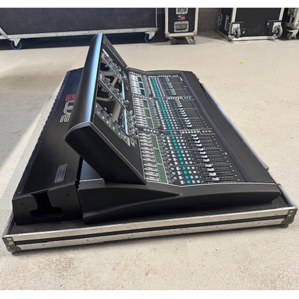 Allen & Heath S7000 Mixer side