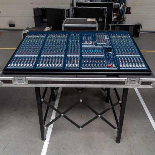 Yamaha IM8 analog mixing console