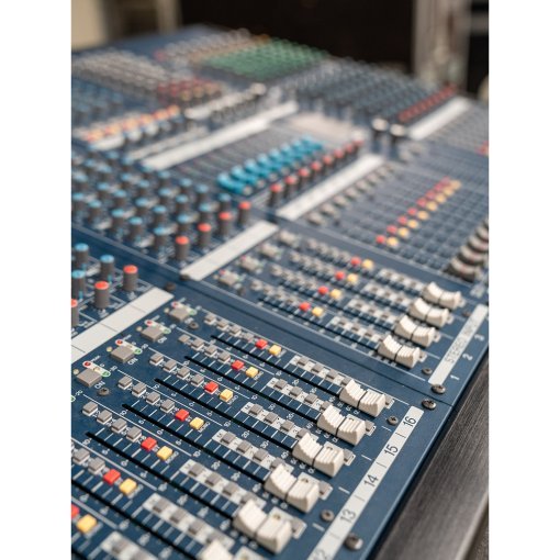 Yamaha IM8 analog mixing console