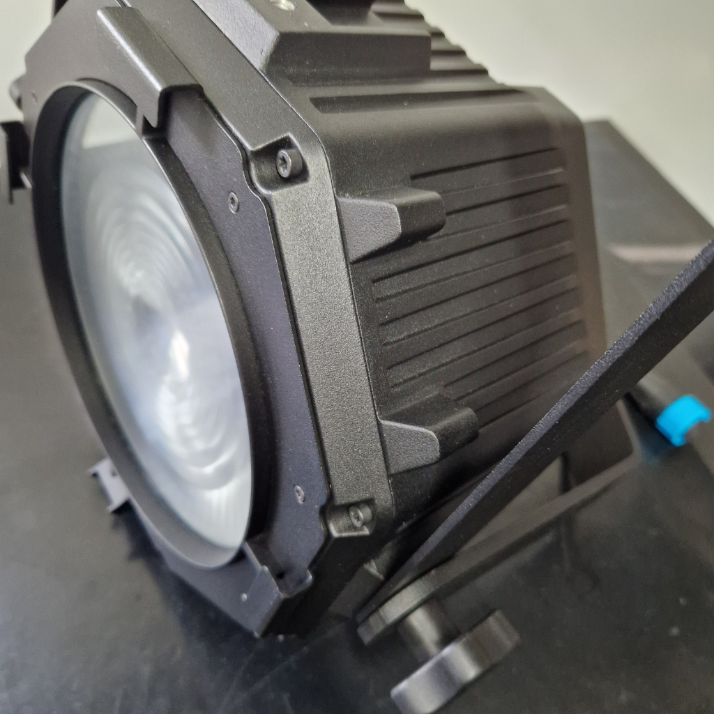 Martin VDO Atomic Bold LED hybrid lighting fixture