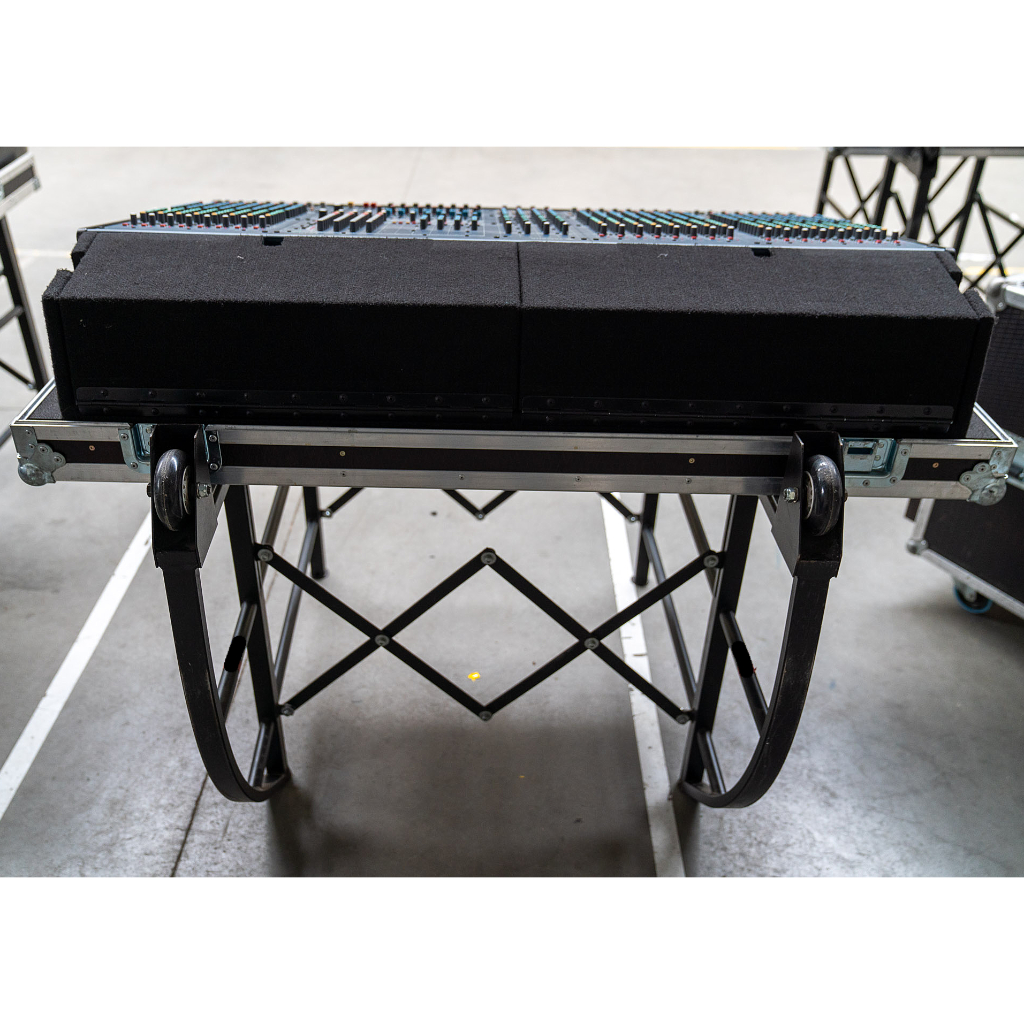 Yamaha IM8 analog mixing console