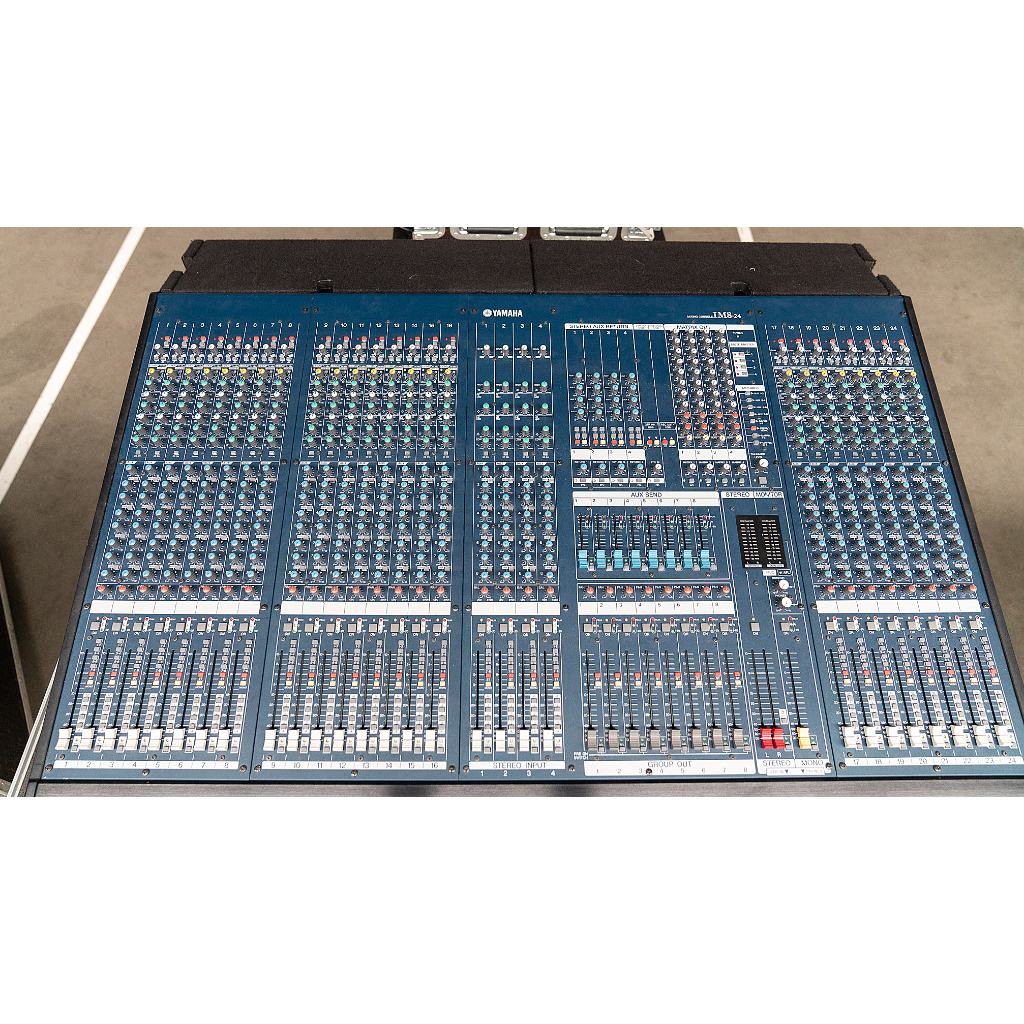 Yamaha IM8 analog mixing console
