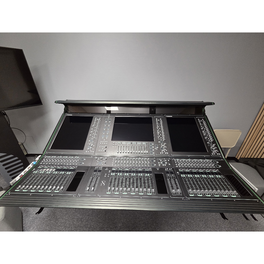 Used DiGiCo Quantum852 (HMA, Waves, Flightcase) for sale