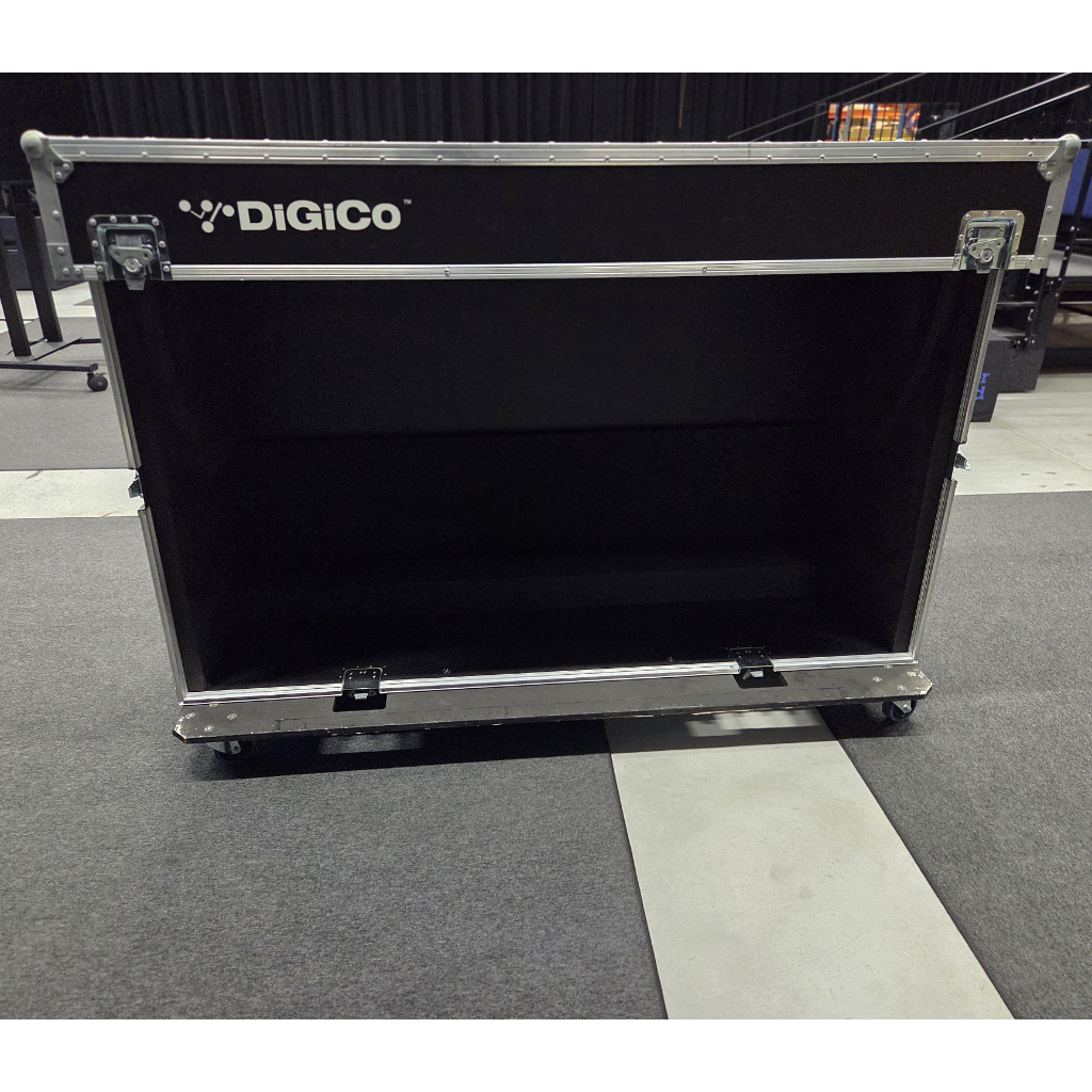 Used DiGiCo Quantum852 (HMA, Waves, Flightcase) for sale