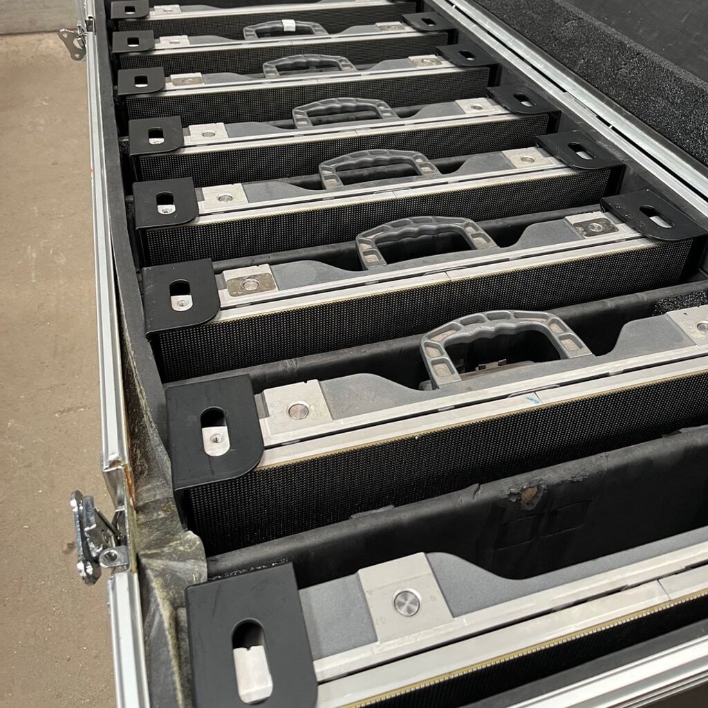 Used digiLED 2.6mm LED Video Wall Line Array Package for sale